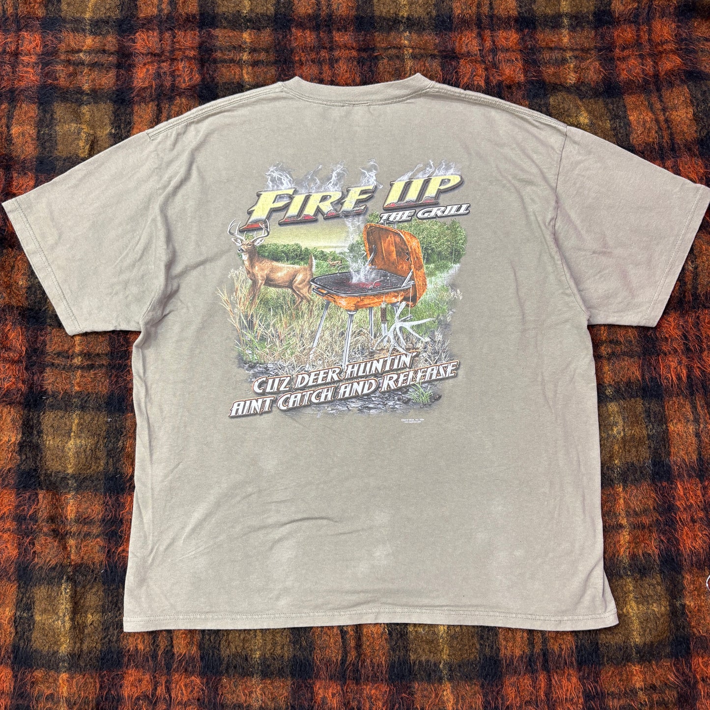 【BUCKWEAR公式】Fire Up The Grill 鹿ハンティングTシャツ|アウトドア・キャンプ・アメリカンカントリー