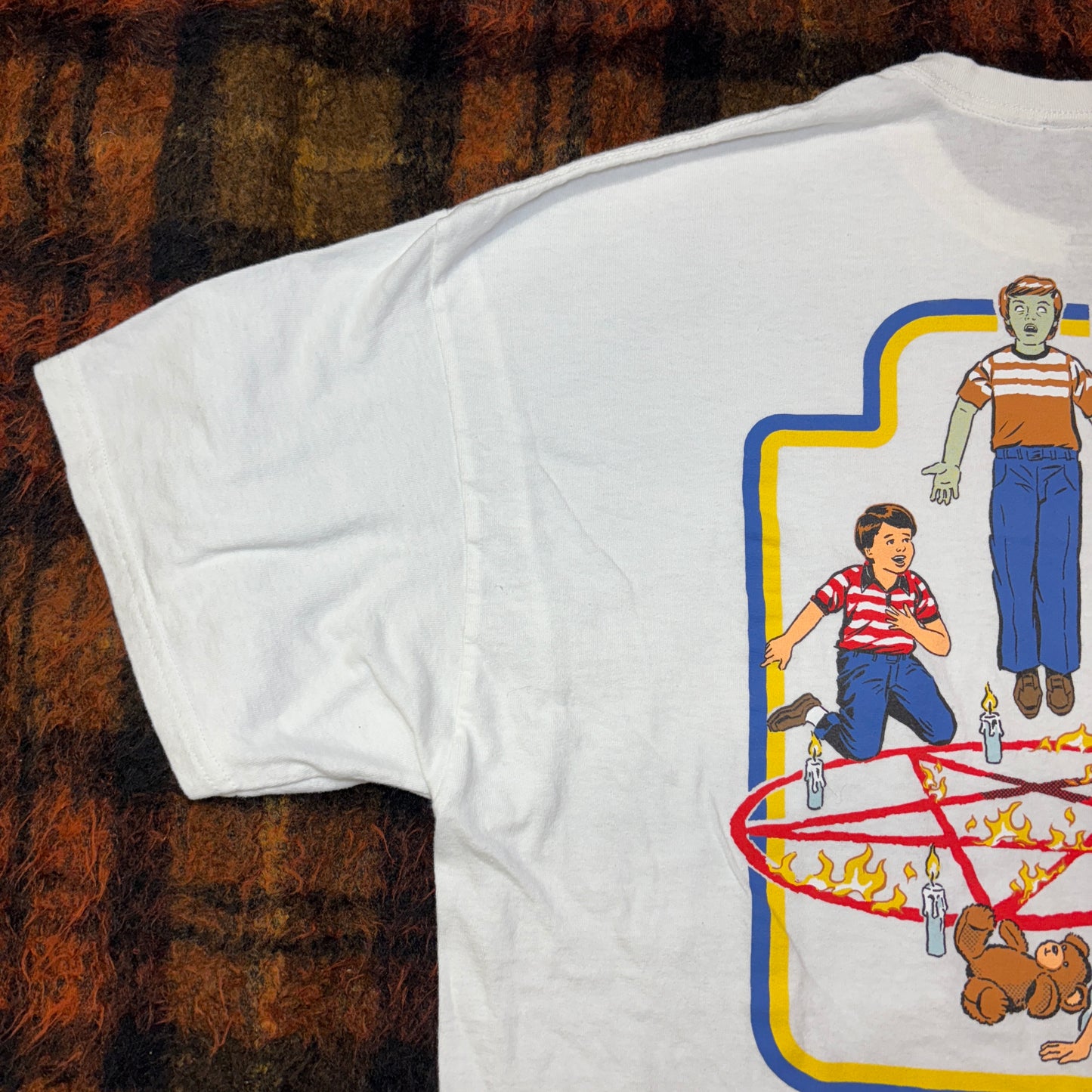 【Steven Rhodes】Who’s Possessed Johnny? ホラー風ヴィンテージTシャツ|ユーモア × ブラックジョーク × アートT
