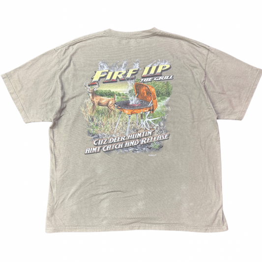 【BUCKWEAR公式】Fire Up The Grill 鹿ハンティングTシャツ|アウトドア・キャンプ・アメリカンカントリー