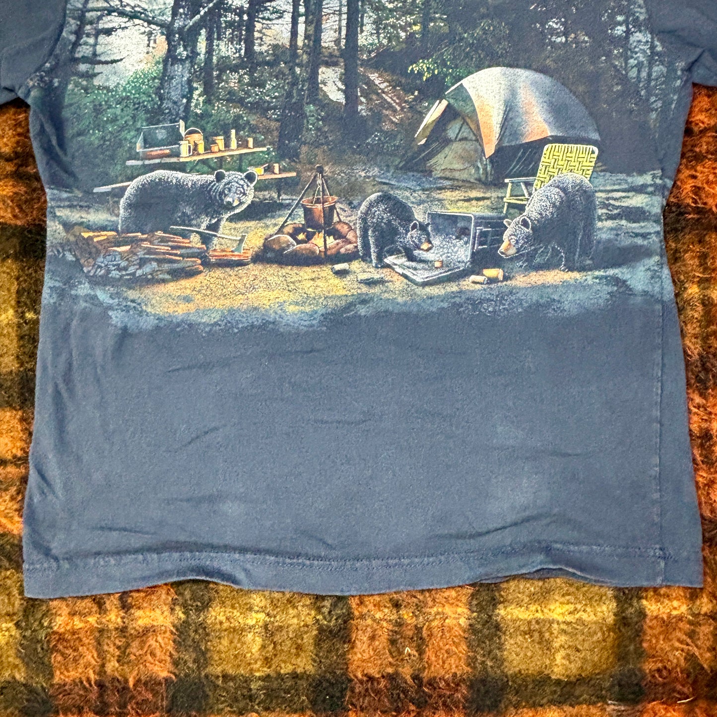 【アウトドア好き必見】キャンプファイヤー フォトTシャツ|森と焚き火のリアル風景プリント