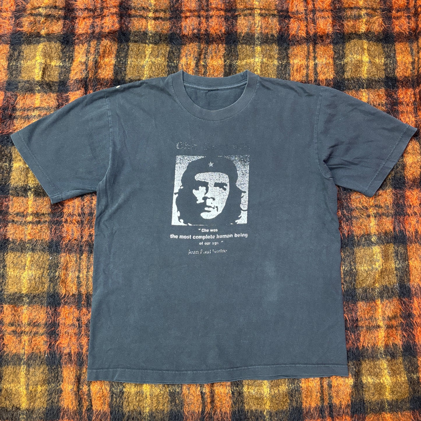 【CHE GUEVARA × Jean-Paul Sartre】思想と革命のポートレートTシャツ|チェ・ゲバラ 名言プリント ヴィンテージ風