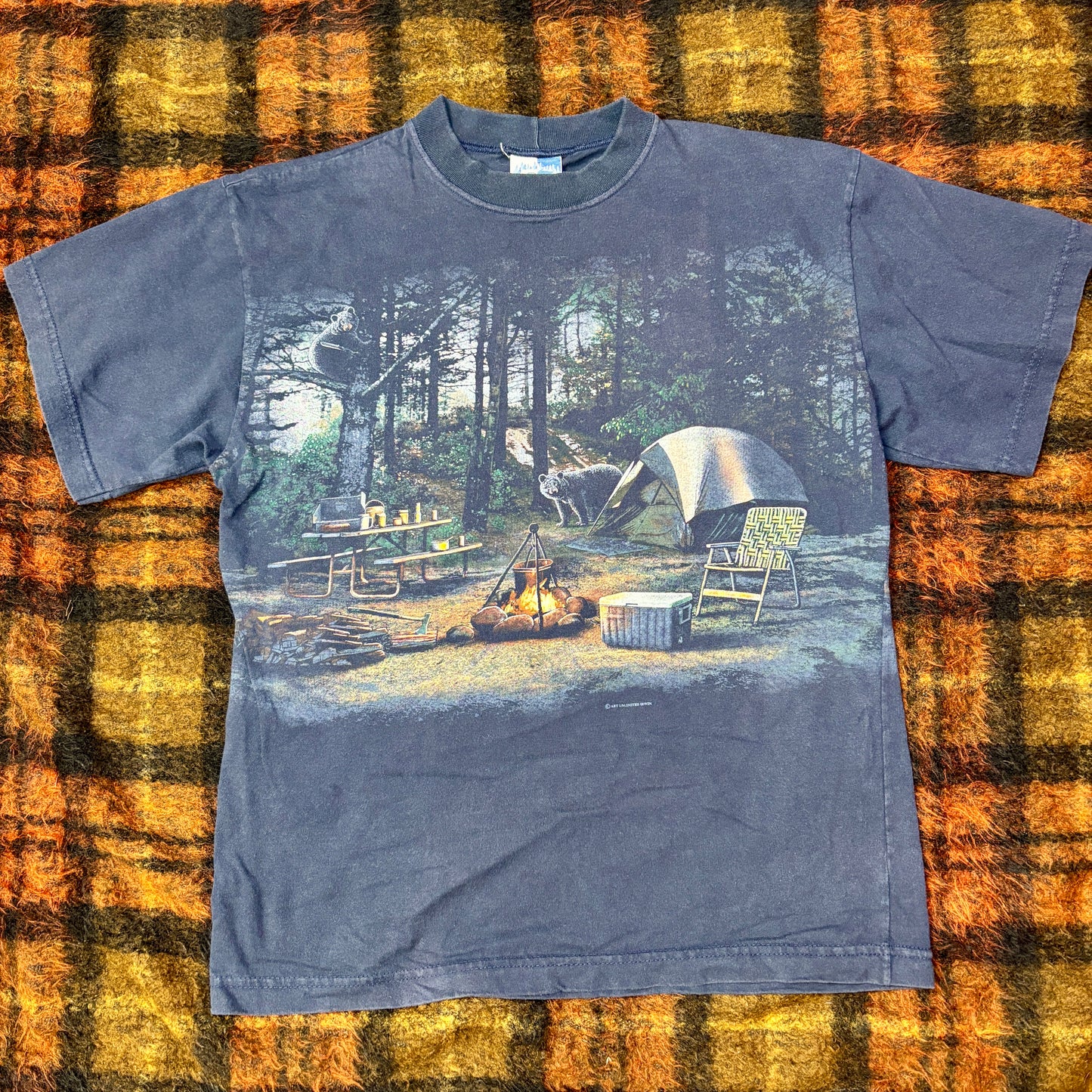 【アウトドア好き必見】キャンプファイヤー フォトTシャツ|森と焚き火のリアル風景プリント