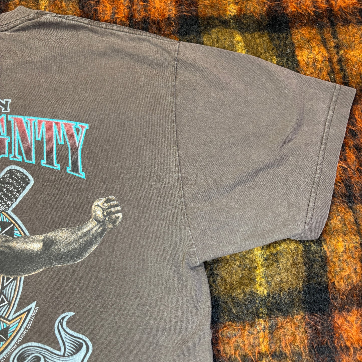 【HAWAIIAN SOVEREIGNTY】ONIPA‘A Tシャツ|ハワイ伝統×戦士グラフィック