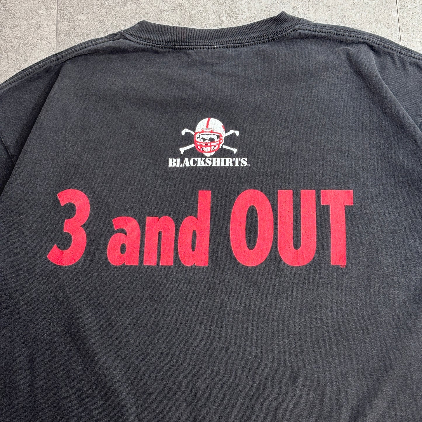 【BLACKSHIRTS 3 and OUT プリントTシャツ】Majestic ブラック スポーツT アメフト系 古着/5-6