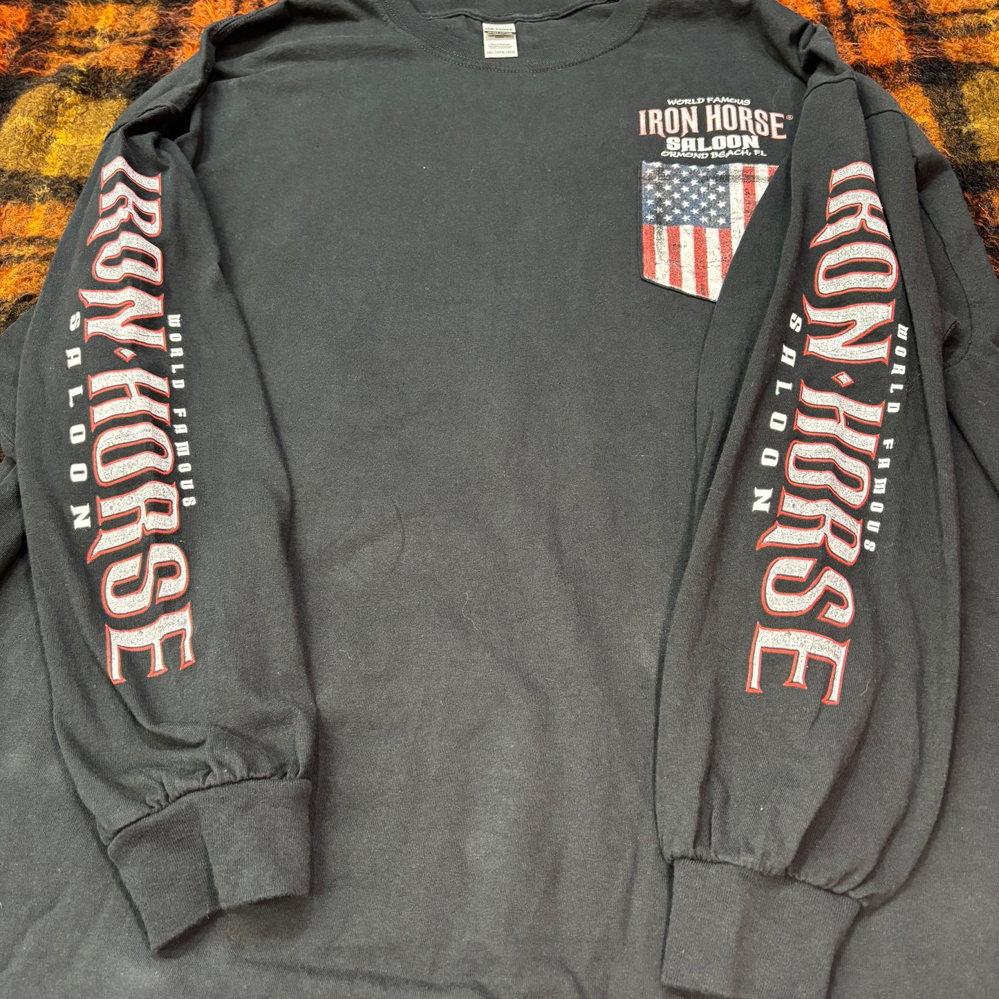 【2020年製】IRON HORSE SALOON ロンT|バイカーロングスリーブTシャツ アメリカ製風プリント USA国旗ポケット付き