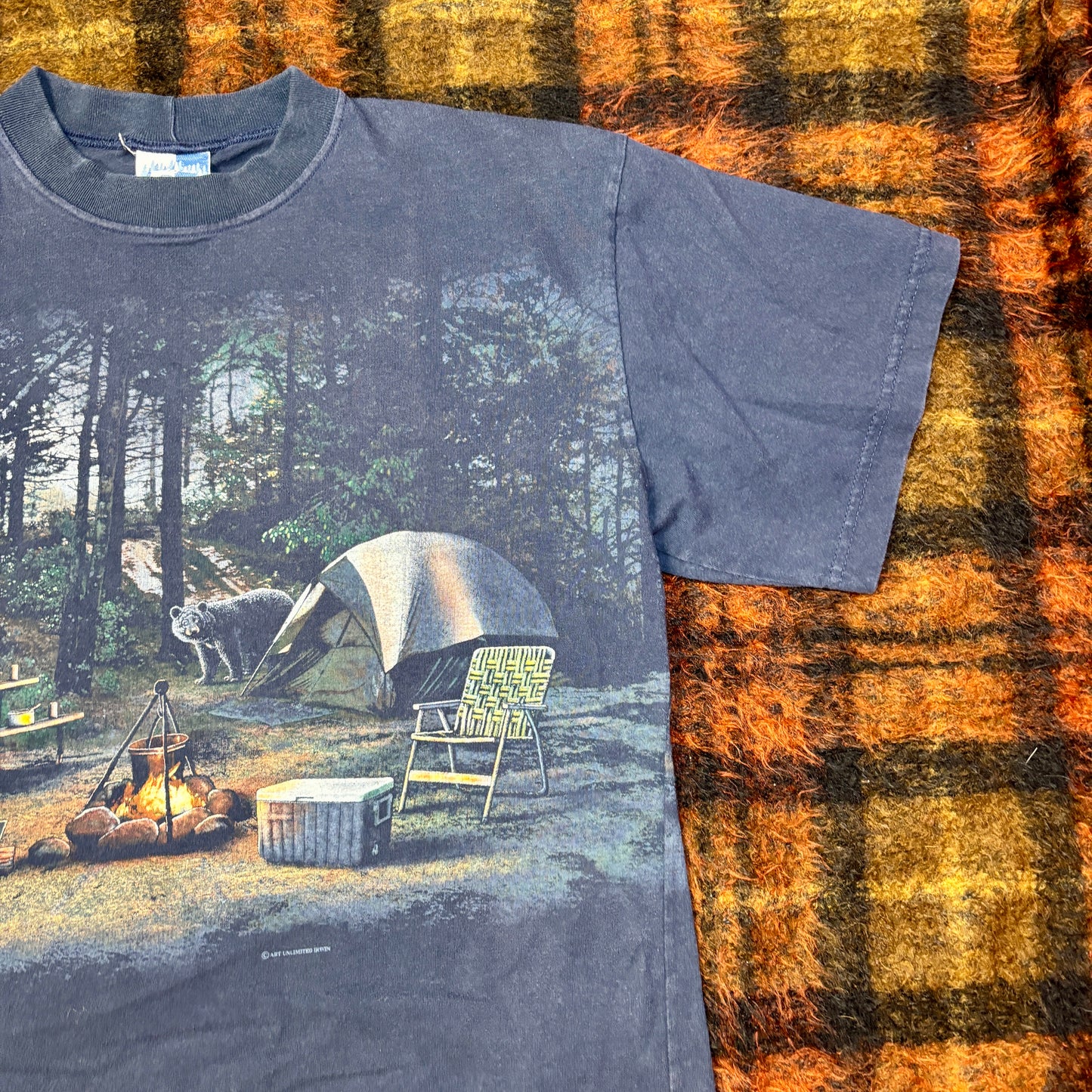 【アウトドア好き必見】キャンプファイヤー フォトTシャツ|森と焚き火のリアル風景プリント