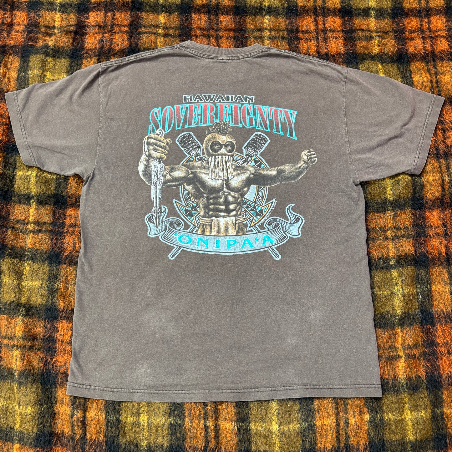 【HAWAIIAN SOVEREIGNTY】ONIPA‘A Tシャツ|ハワイ伝統×戦士グラフィック