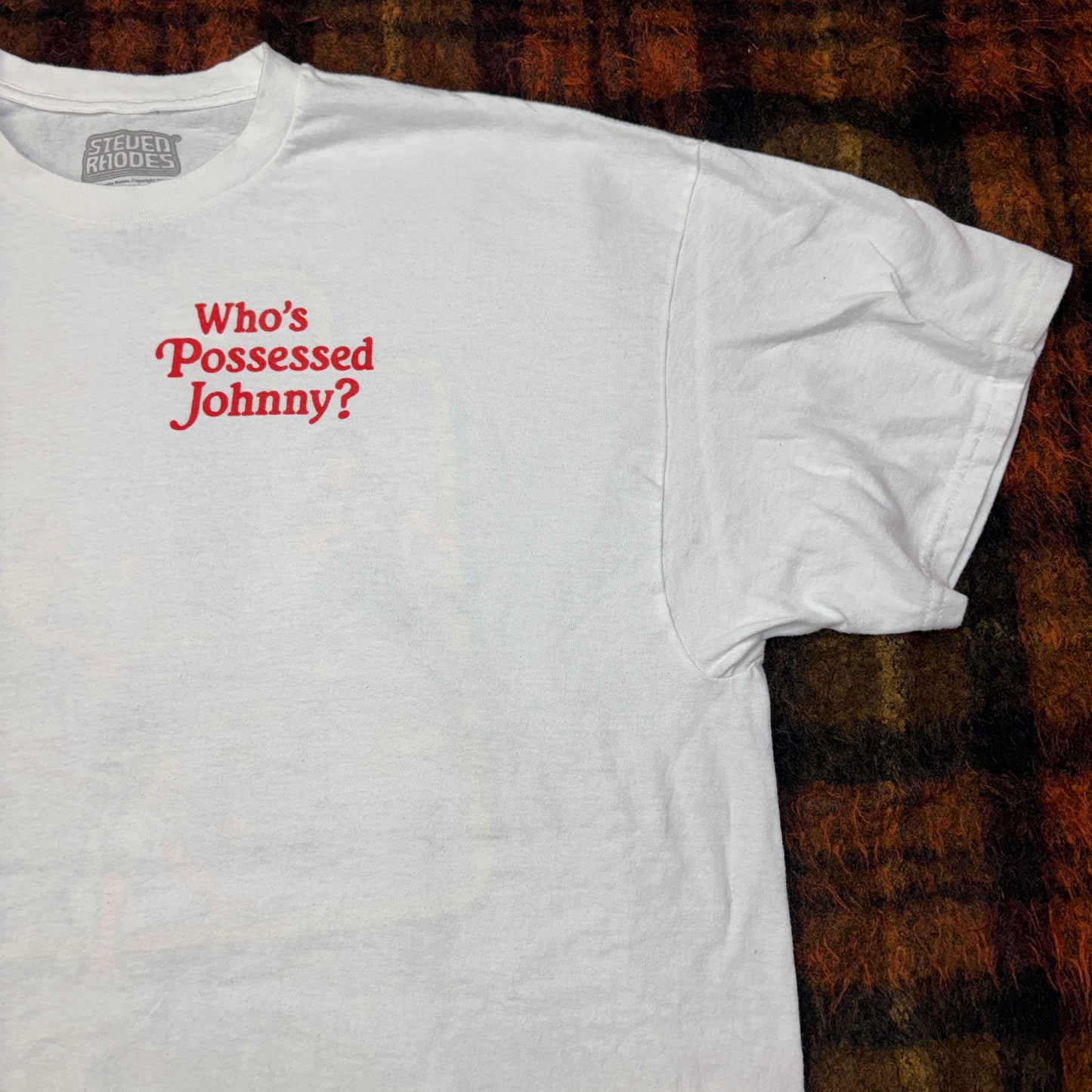 【Steven Rhodes】Who’s Possessed Johnny? ホラー風ヴィンテージTシャツ|ユーモア × ブラックジョーク × アートT
