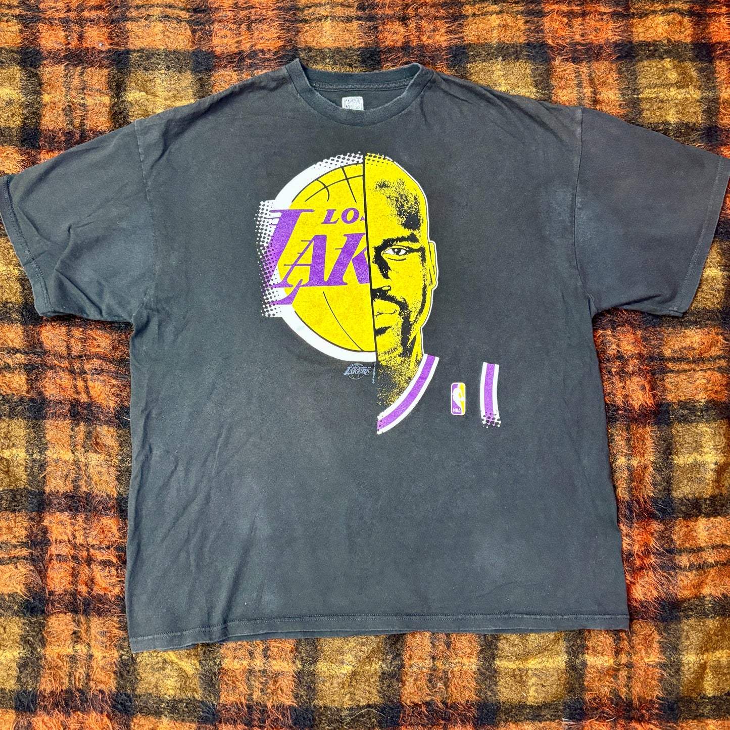 【NBA公式】SHAQ × LAKERS ヴィンテージ風 Tシャツ|シャキール・オニール ロゴデザイン