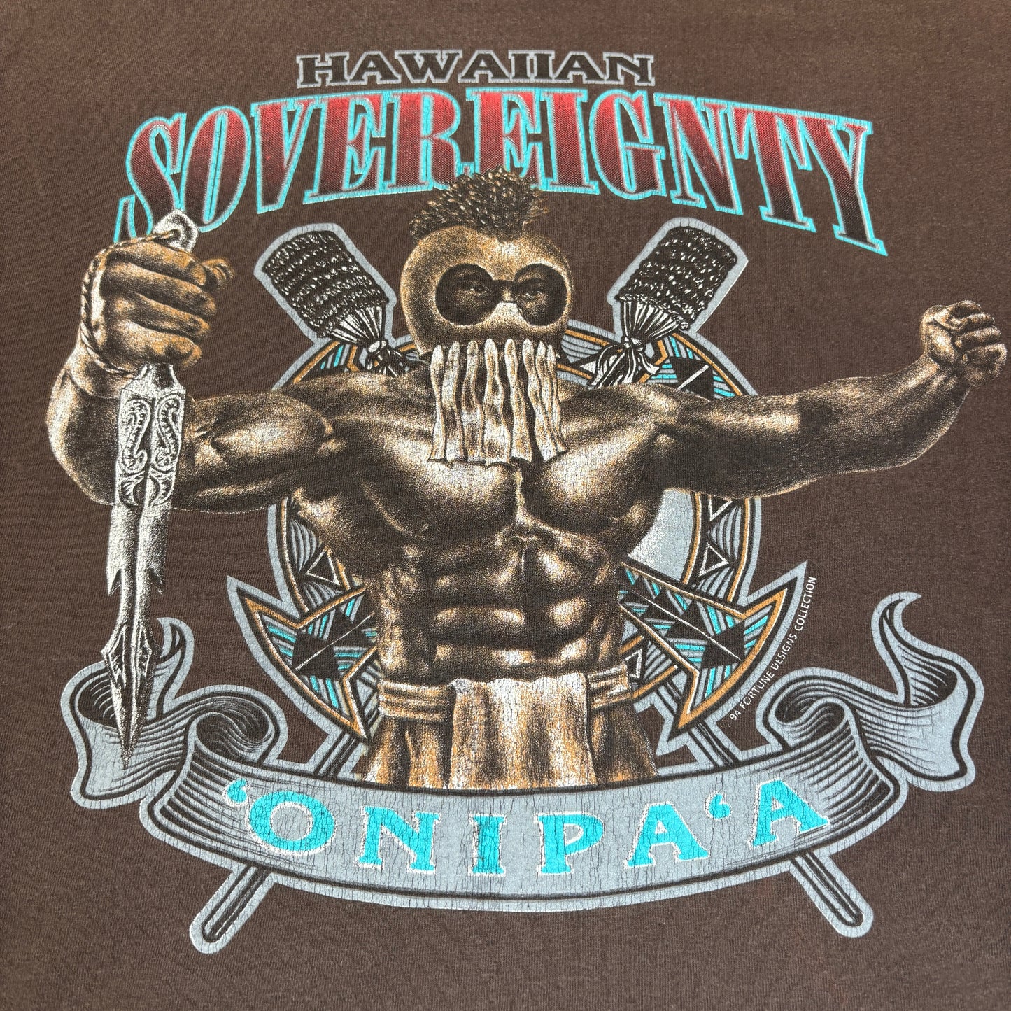 【HAWAIIAN SOVEREIGNTY】ONIPA‘A Tシャツ|ハワイ伝統×戦士グラフィック