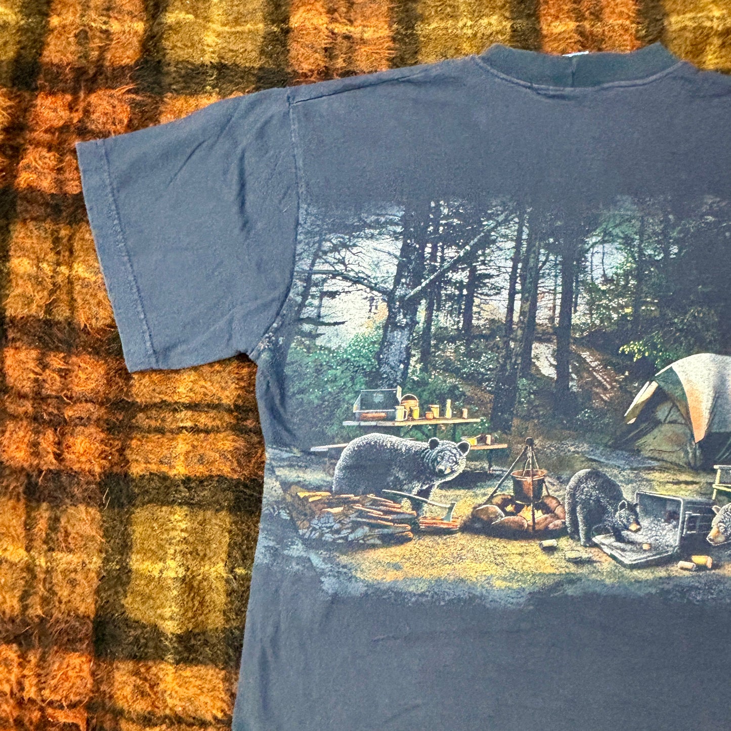 【アウトドア好き必見】キャンプファイヤー フォトTシャツ|森と焚き火のリアル風景プリント