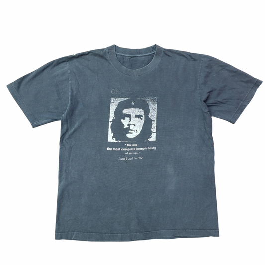 【CHE GUEVARA × Jean-Paul Sartre】思想と革命のポートレートTシャツ|チェ・ゲバラ 名言プリント ヴィンテージ風