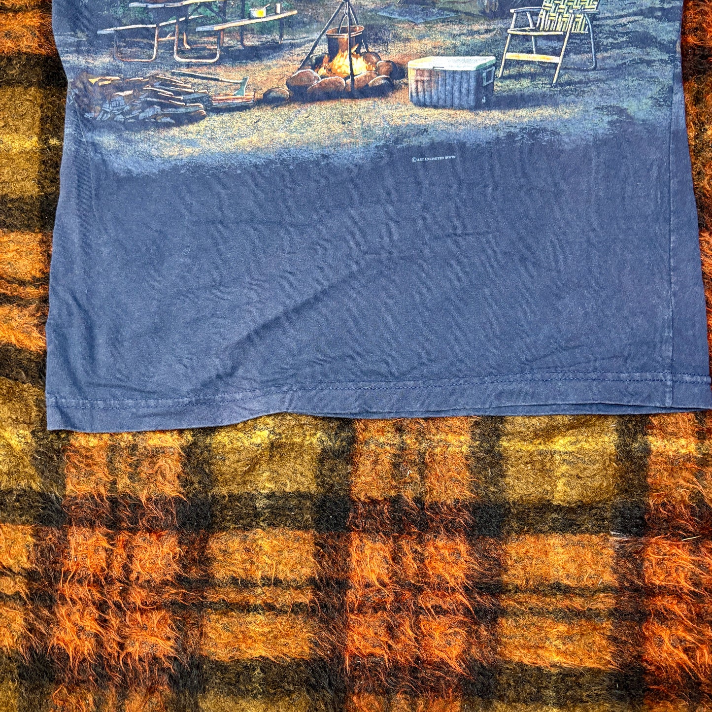 【アウトドア好き必見】キャンプファイヤー フォトTシャツ|森と焚き火のリアル風景プリント