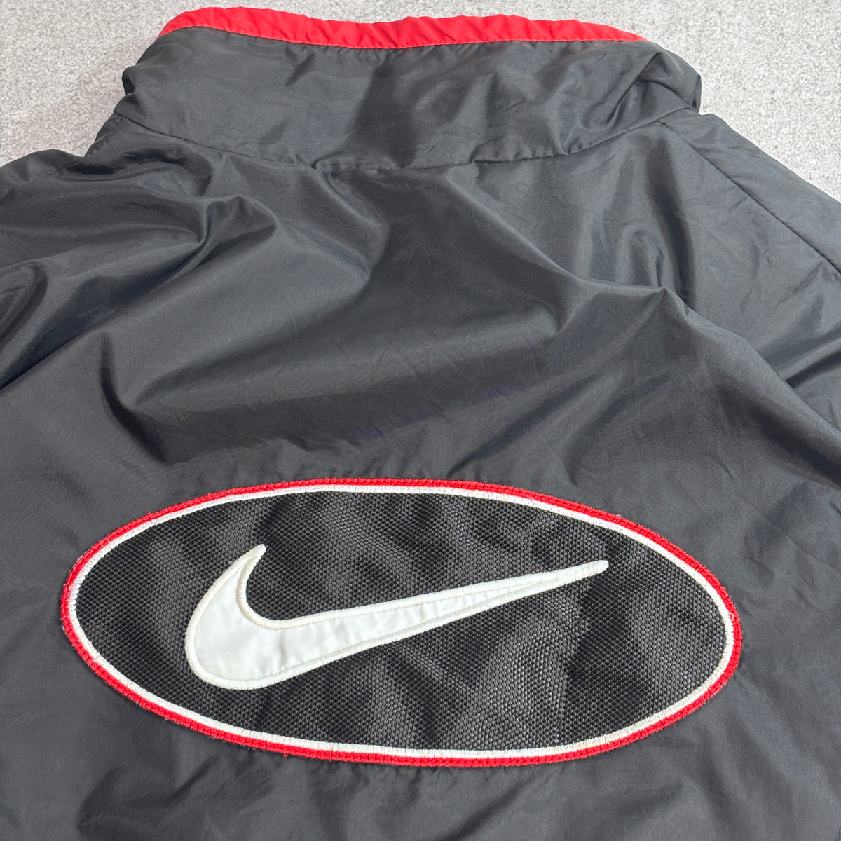 【90s NIKE ナイキ ナイロンジャケット】ビッグスウッシュ 刺繍ロゴ XL ブラック×ネイビー×ホワイト×レッド マレーシア製 古着/9-1
