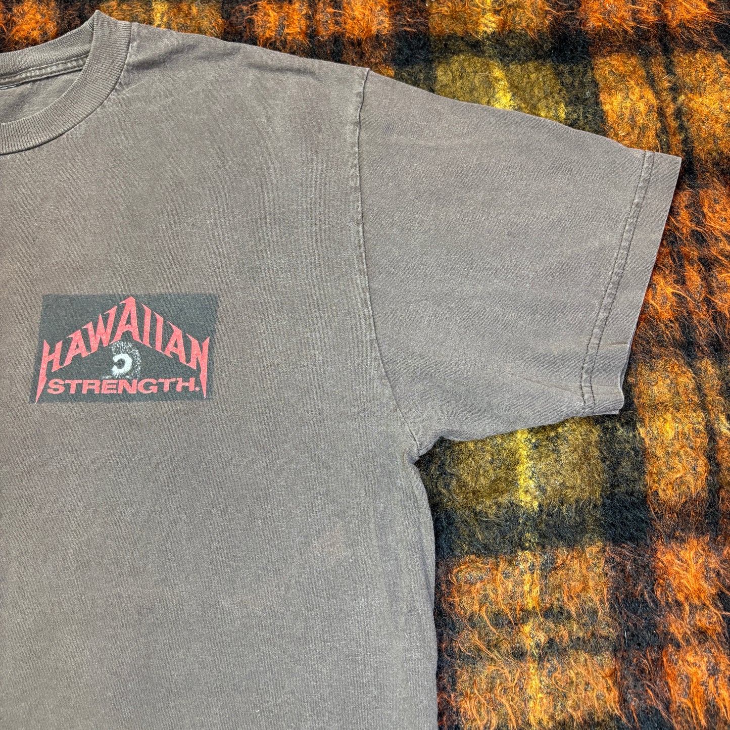 【HAWAIIAN SOVEREIGNTY】ONIPA‘A Tシャツ|ハワイ伝統×戦士グラフィック