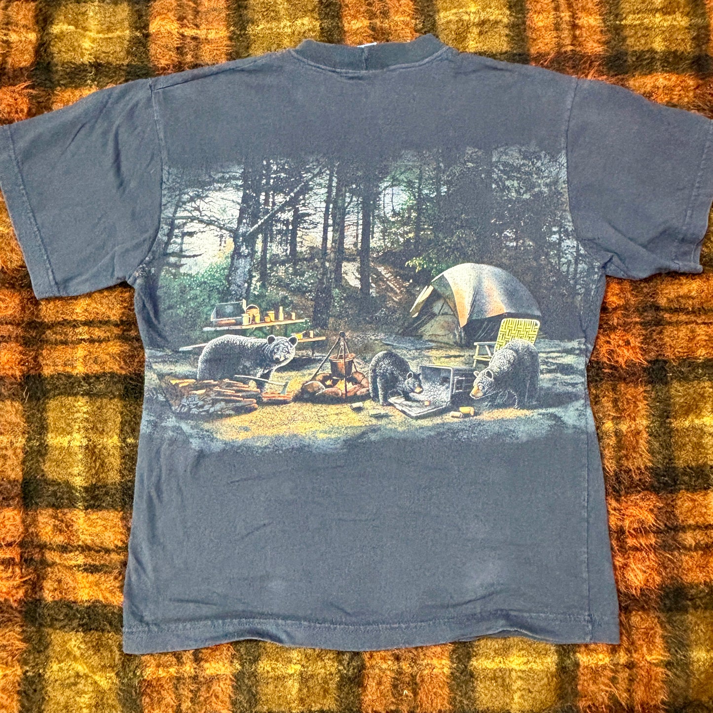 【アウトドア好き必見】キャンプファイヤー フォトTシャツ|森と焚き火のリアル風景プリント