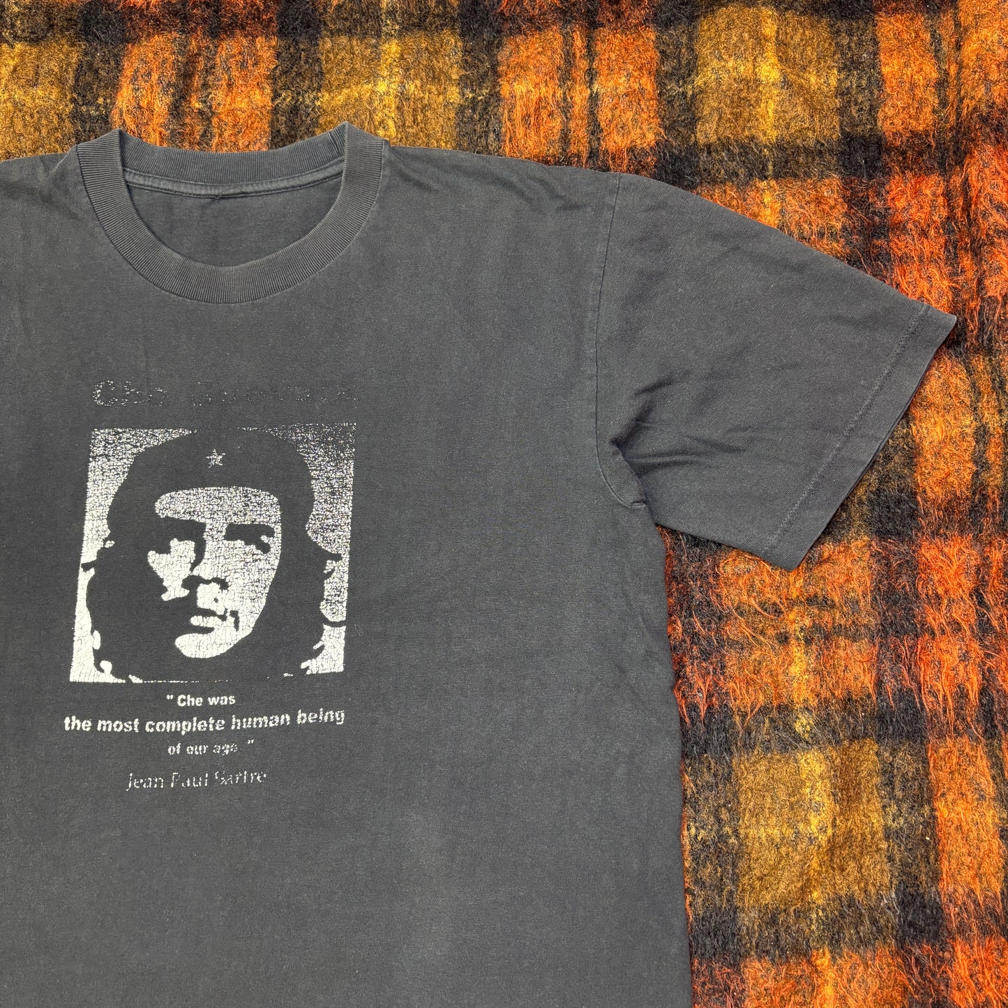 【CHE GUEVARA × Jean-Paul Sartre】思想と革命のポートレートTシャツ|チェ・ゲバラ 名言プリント ヴィンテージ風