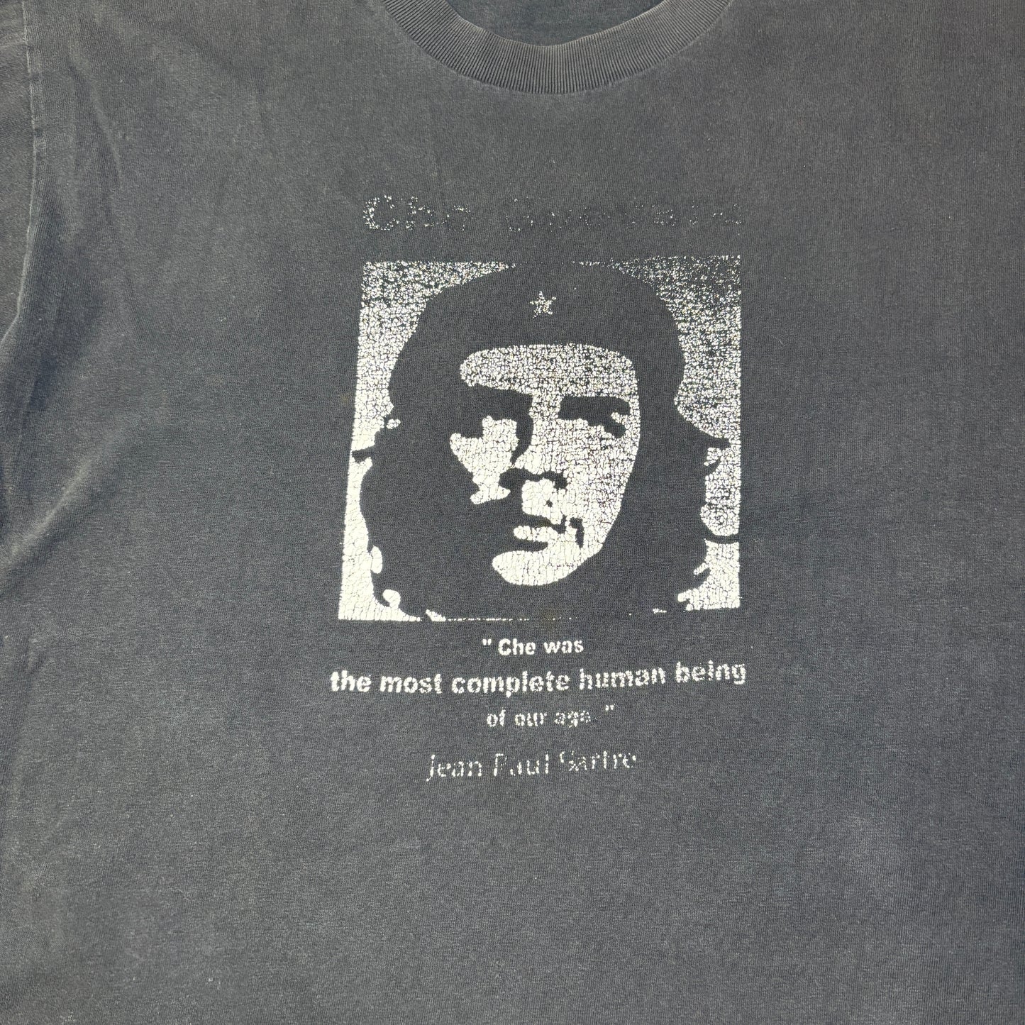 【CHE GUEVARA × Jean-Paul Sartre】思想と革命のポートレートTシャツ|チェ・ゲバラ 名言プリント ヴィンテージ風