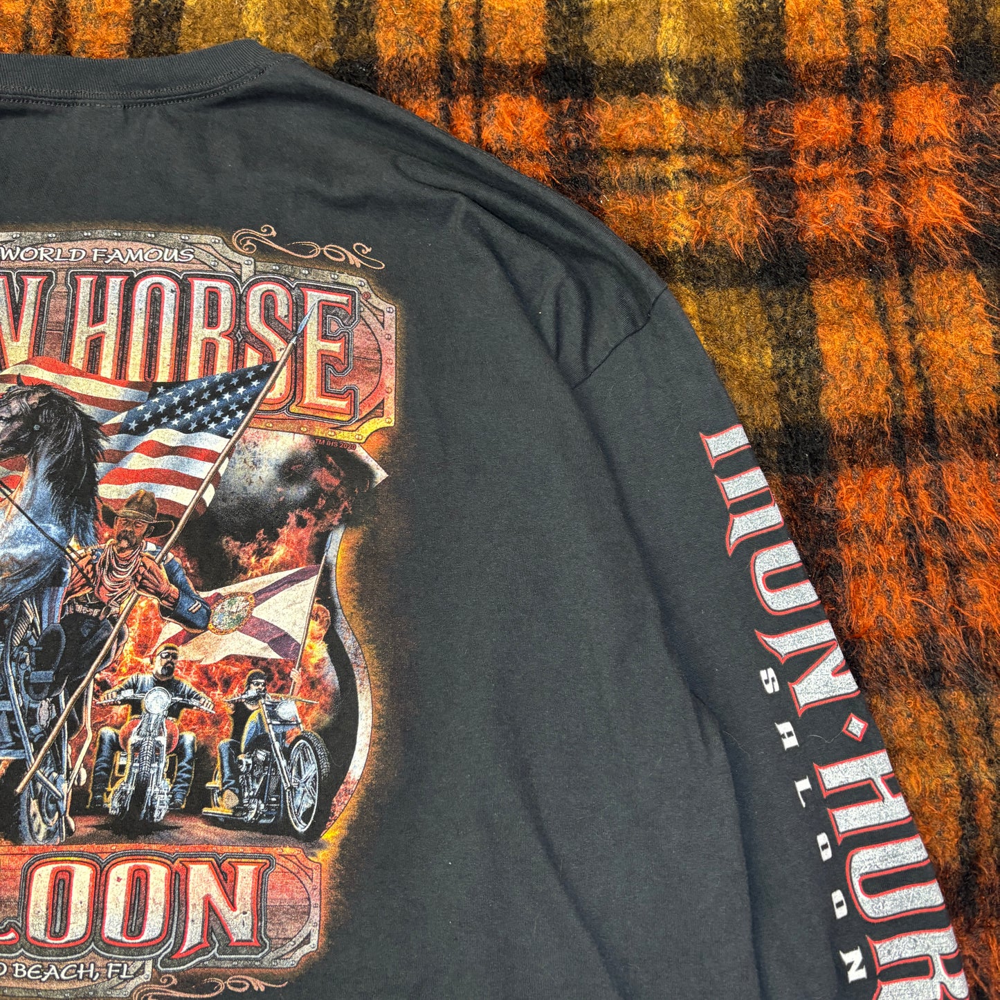 【2020年製】IRON HORSE SALOON ロンT|バイカーロングスリーブTシャツ アメリカ製風プリント USA国旗ポケット付き