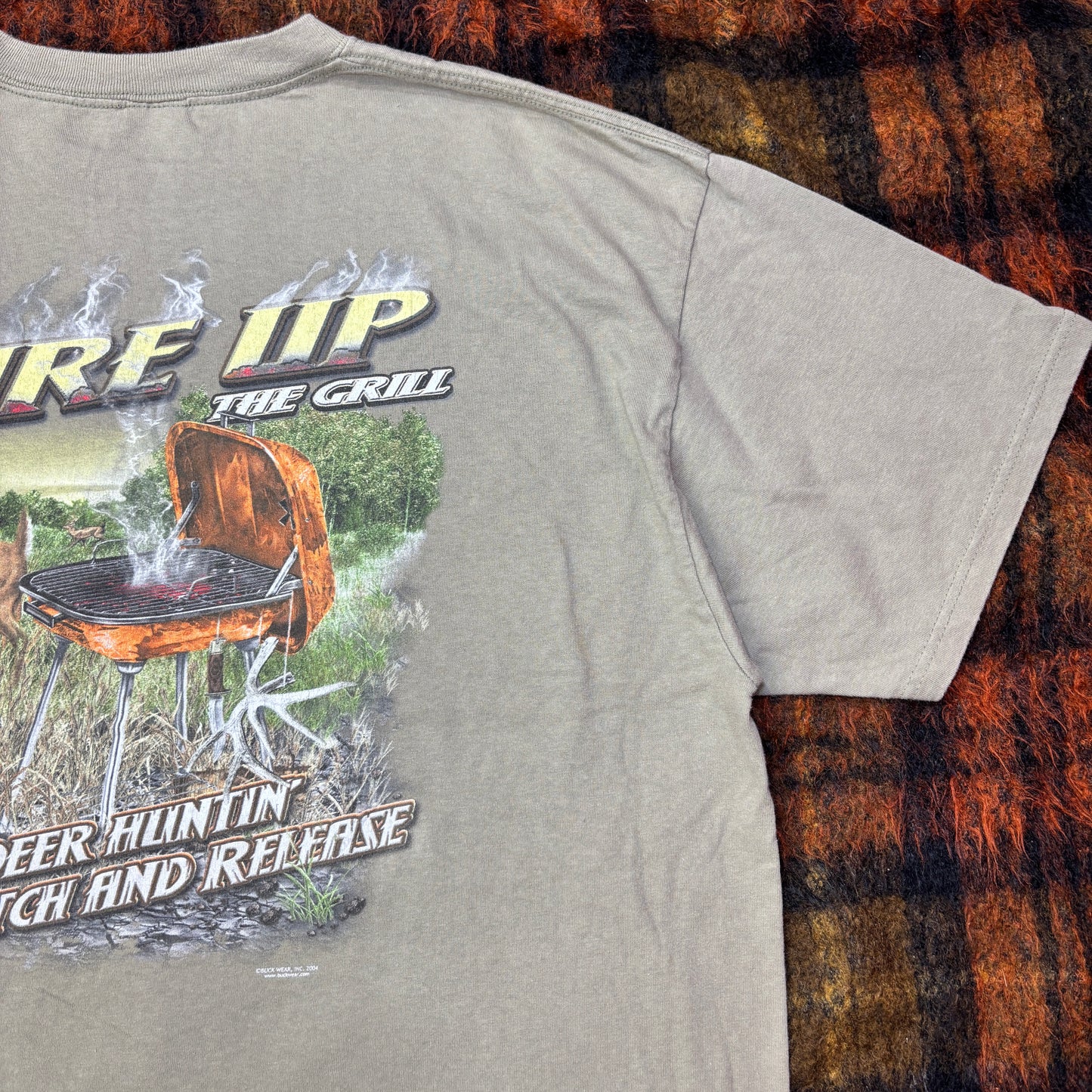 【BUCKWEAR公式】Fire Up The Grill 鹿ハンティングTシャツ|アウトドア・キャンプ・アメリカンカントリー