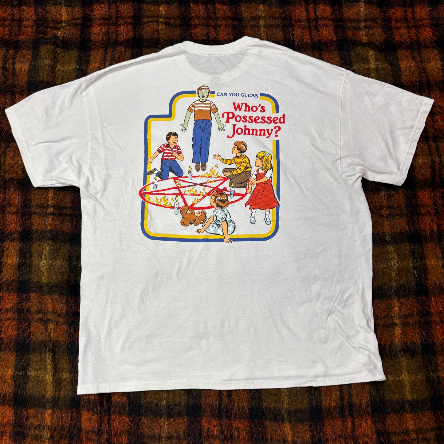 【Steven Rhodes】Who’s Possessed Johnny? ホラー風ヴィンテージTシャツ|ユーモア × ブラックジョーク × アートT