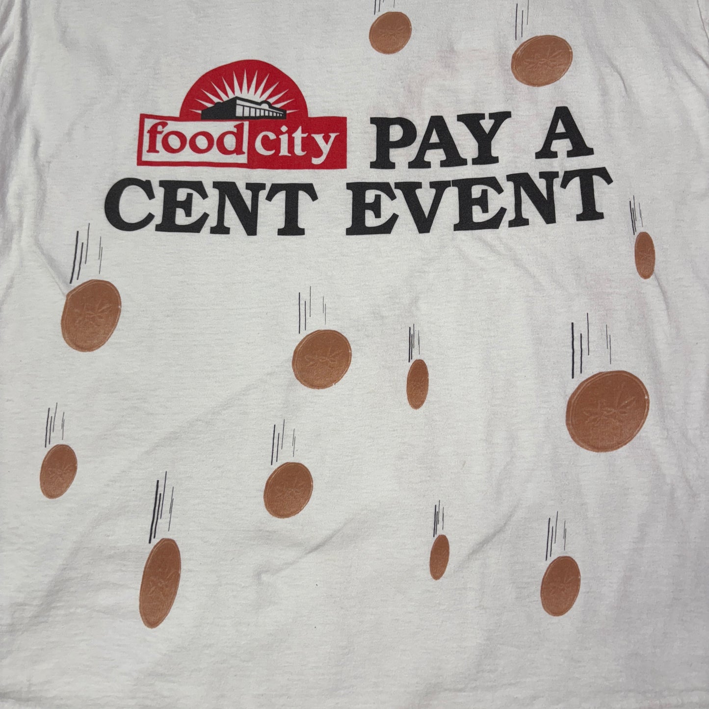 【ヴィンテージ風】Food City “Pay A Cent Event” 両面プリントTシャツ/ユニークペニーデザイン/USAカルチャー系・古着スタイルに◎