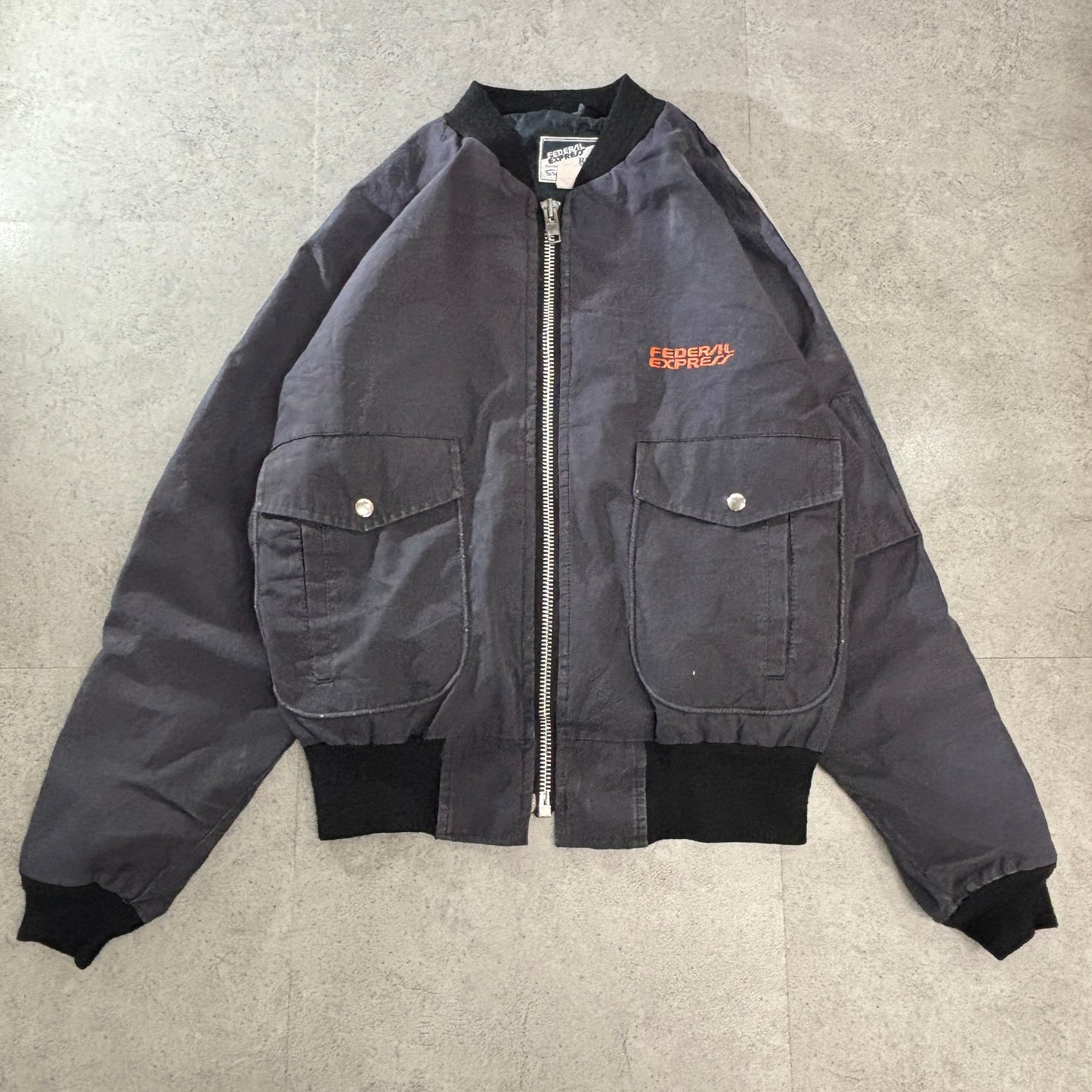 90s USA製 Federal Express(FedEx) Stan Hermanデザイン R&R Uniforms YKK/USAジップ 反射テープ ワークボンバージャケット L REG