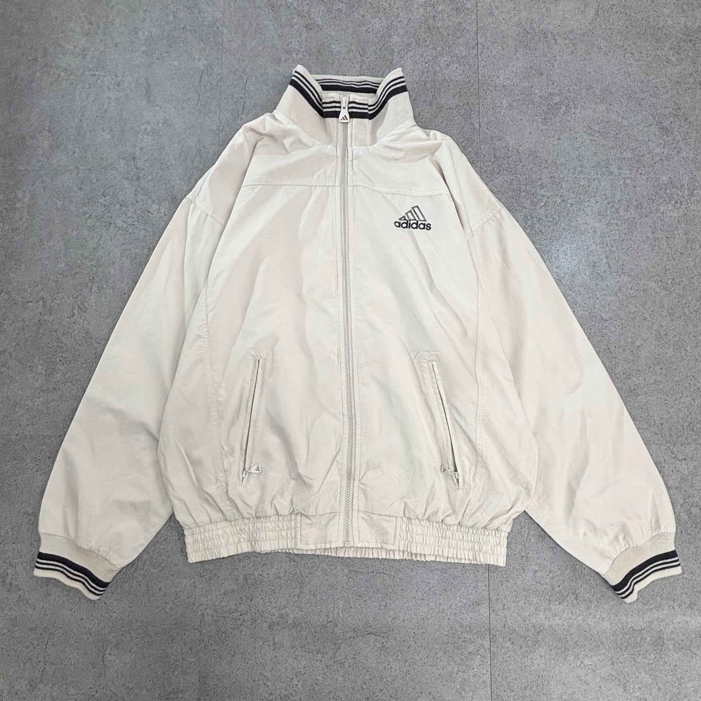 【90s ヴィンテージ】adidas アディダス トラックジャケット ホワイト 刺繍ロゴ Mサイズ相当