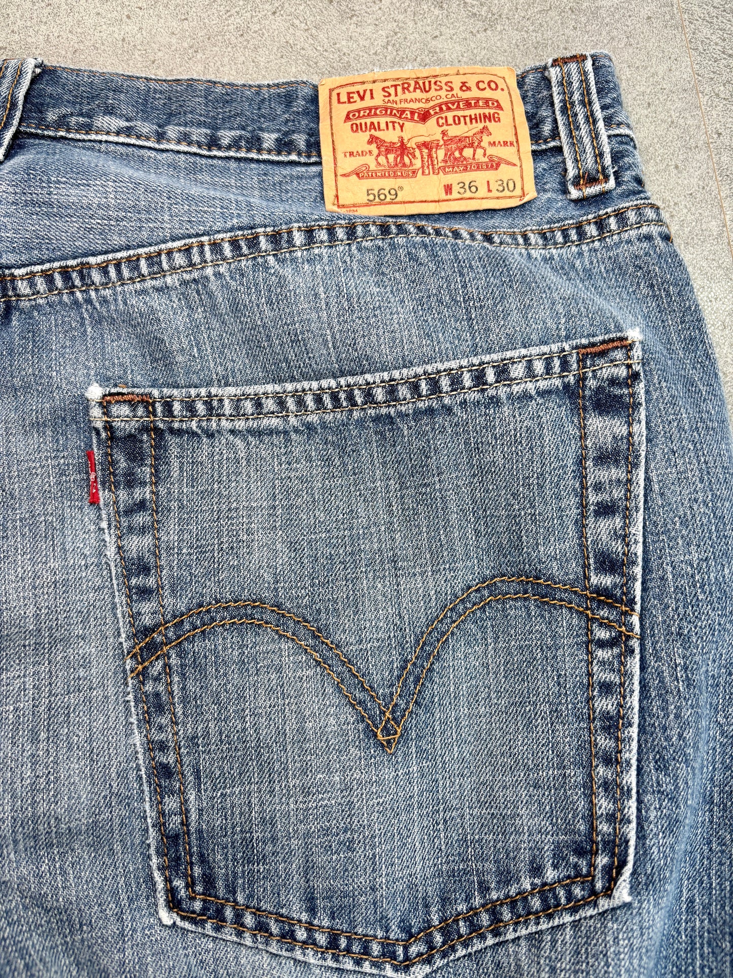 Levi’s 569® Loose Straight デニム W36 L30 レッドタブ ライトインディゴ ダメージ/ヒゲ/アタリ 00s ジップフライ
