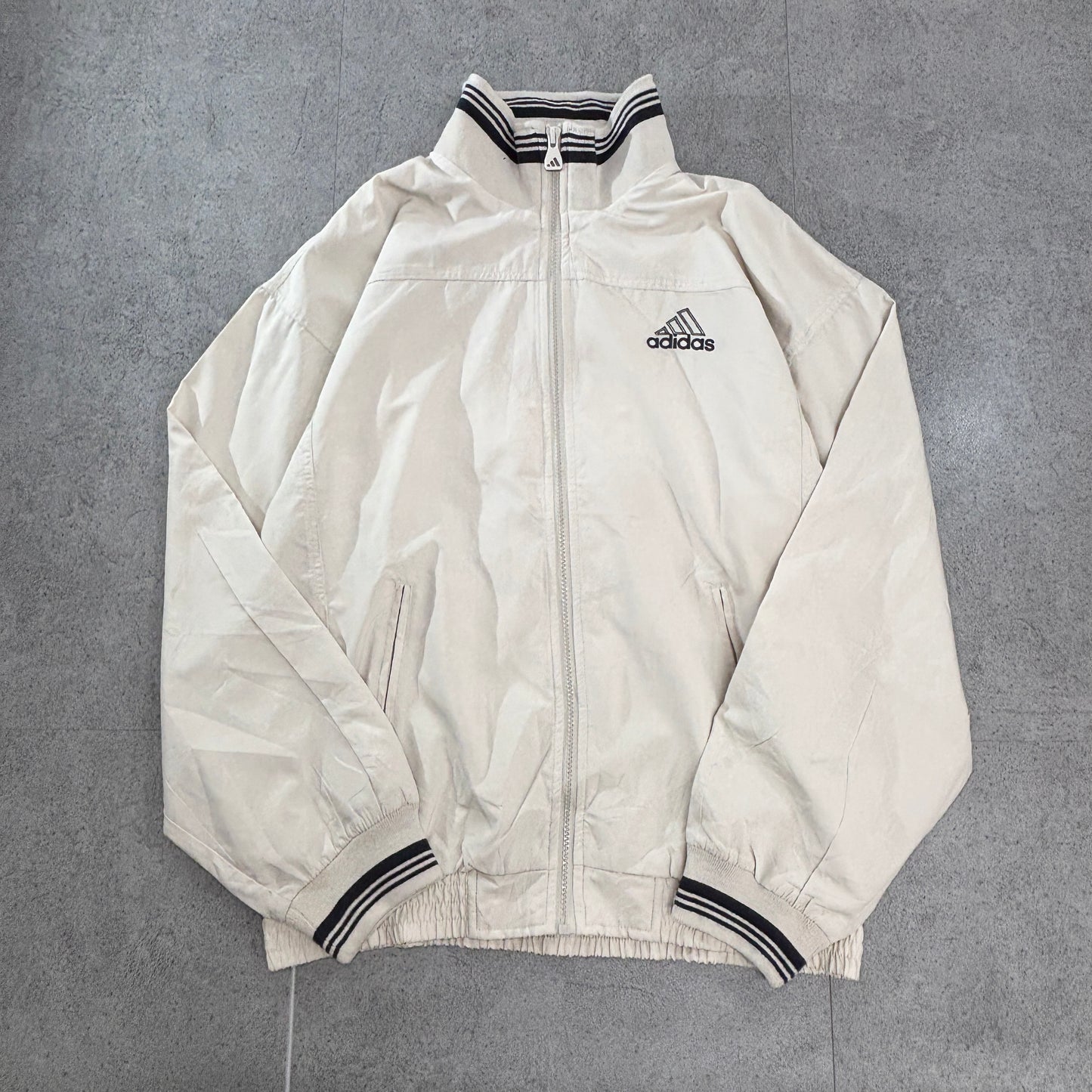 【90s ヴィンテージ】adidas アディダス トラックジャケット ホワイト 刺繍ロゴ Mサイズ相当