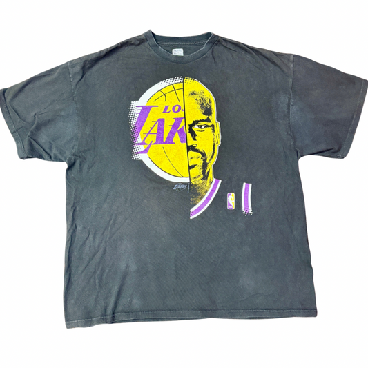 【NBA公式】SHAQ × LAKERS ヴィンテージ風 Tシャツ|シャキール・オニール ロゴデザイン