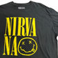 【NIRVANA（ニルヴァーナ）スマイリーフェイス ロゴプリントTシャツ】ブラック/7-13