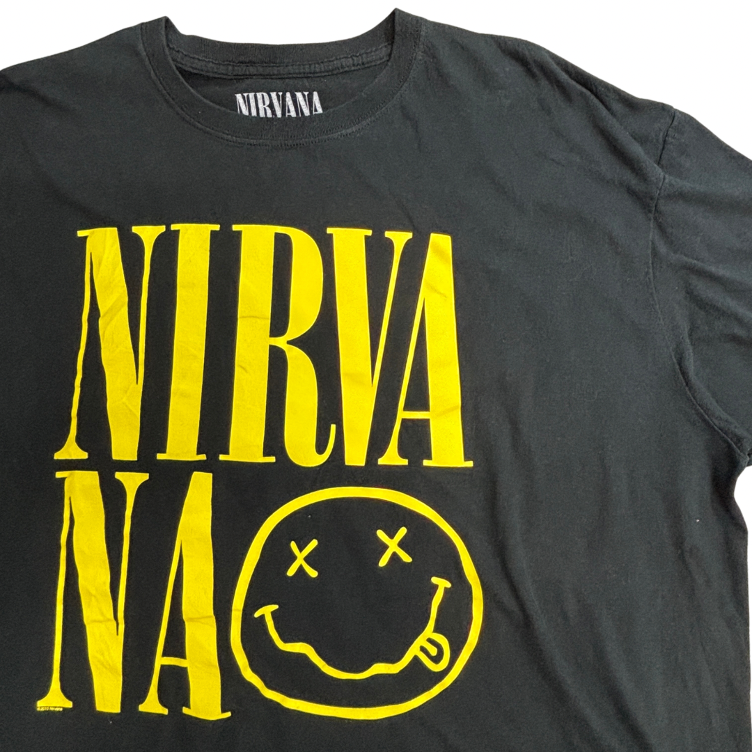 【NIRVANA（ニルヴァーナ）スマイリーフェイス ロゴプリントTシャツ】ブラック/7-13