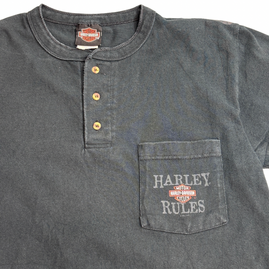 【HARLEY-DAVIDSON ヘンリーネック ポケットTシャツ】ブラック フェード ブリーチ USAファブリック M/8-45