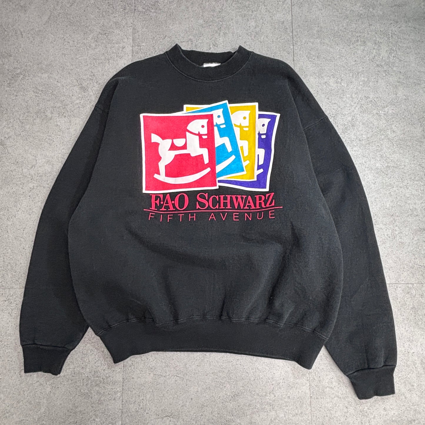 【90s FAO SCHWARZ FIFTH AVENUE スウェット X LARGE】USA製 ヴィンテージ クルーネック トイストア 企業ロゴ ブラック/2-103