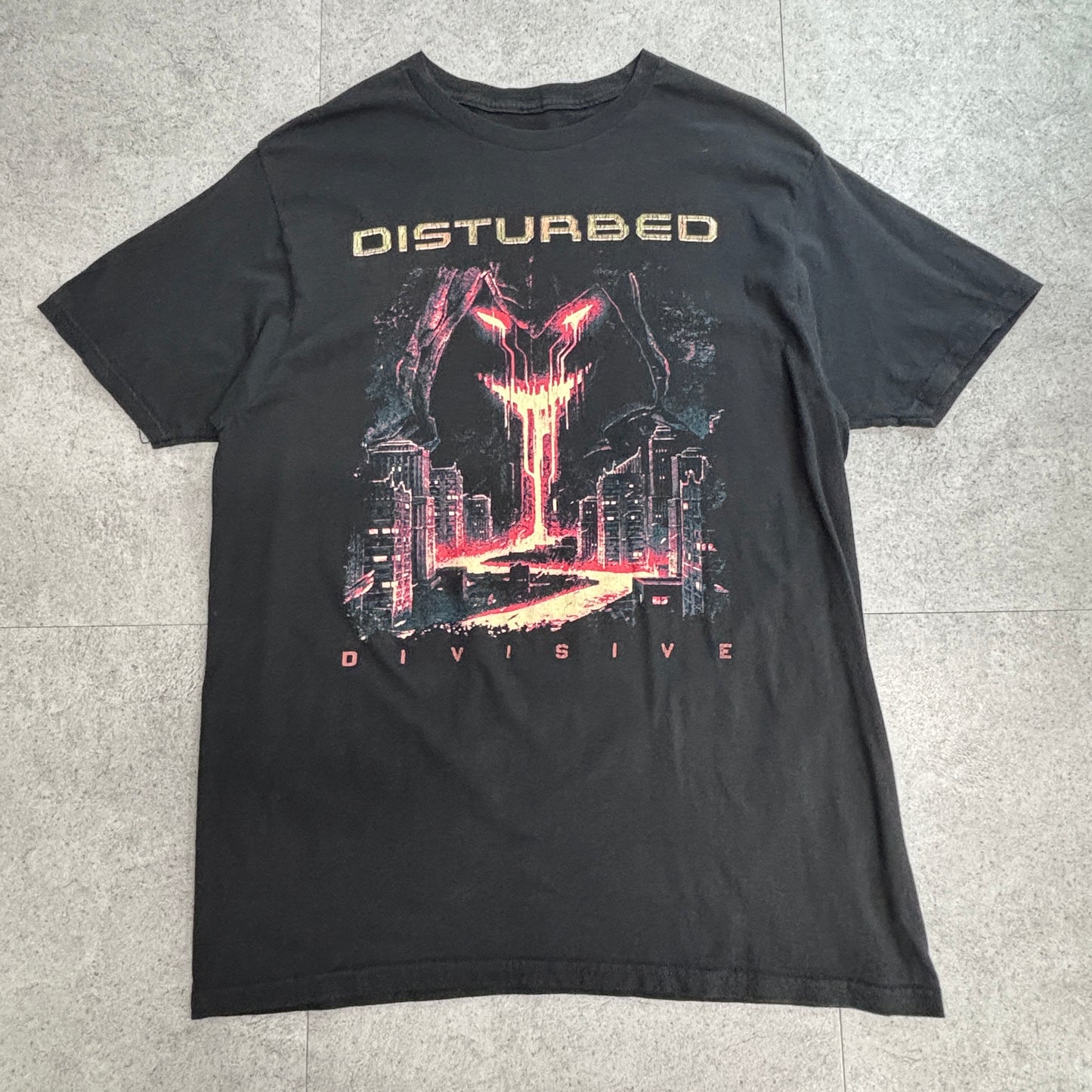 【DISTURBED（ディスターブド）『DIVISIVE』ツアープリント バンドTシャツ】ブラック/7-16
