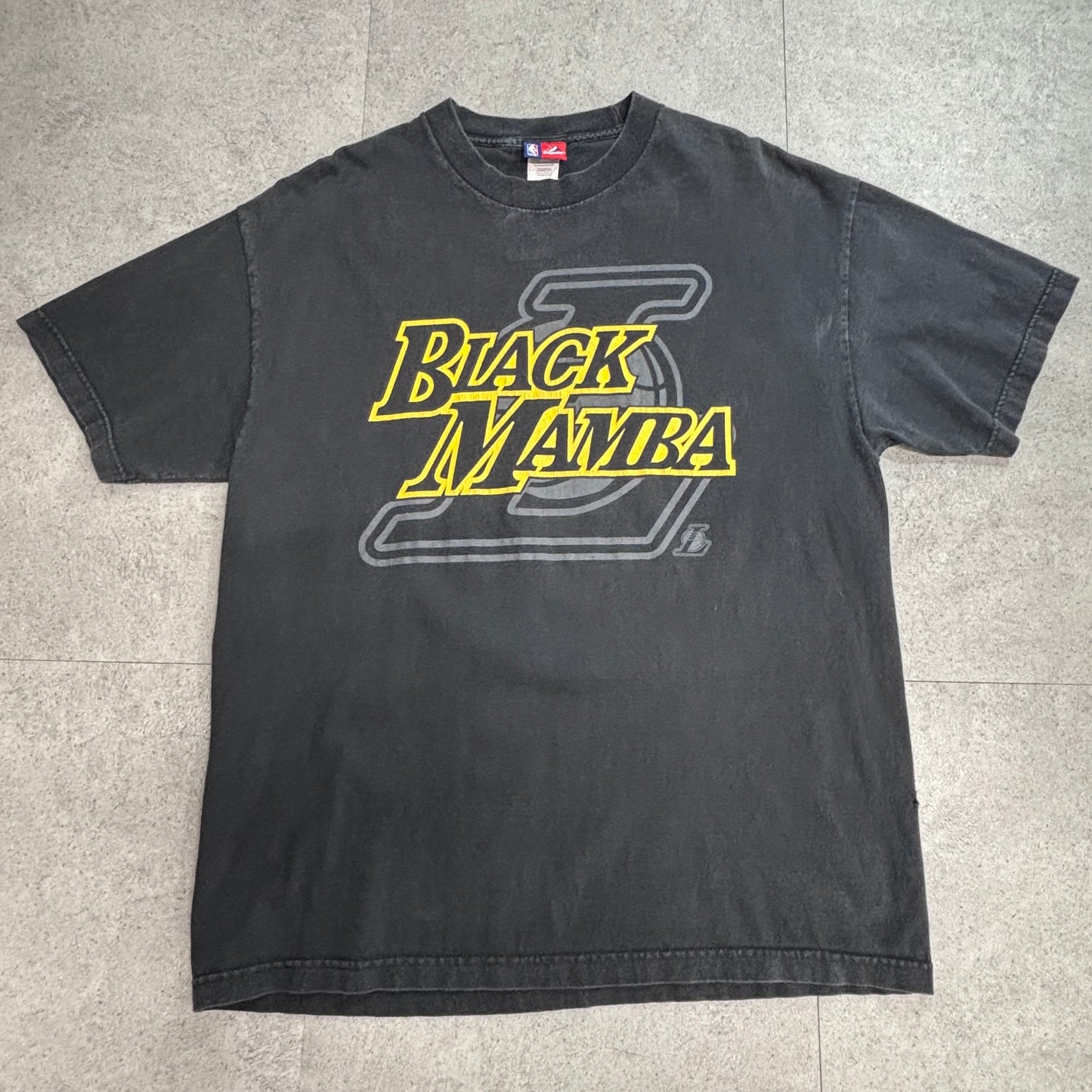 【NBA Majestic コービー・ブライアント “BLACK MAMBA” 両面プリントTシャツ】ブラック XL/7-27