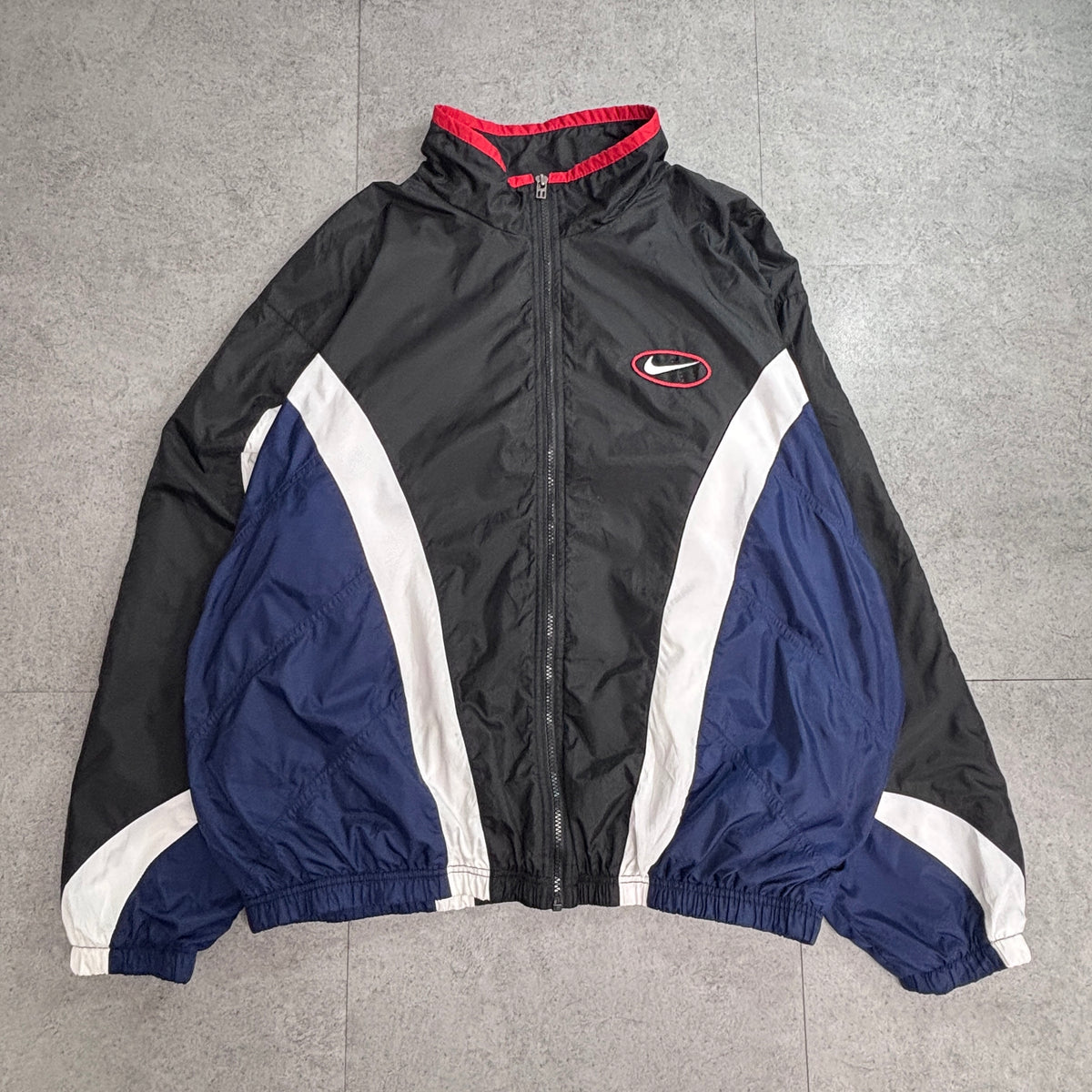【90s NIKE ナイキ ナイロンジャケット】ビッグスウッシュ 刺繍ロゴ XL ブラック×ネイビー×ホワイト×レッド マレーシア製 古着/9-1
