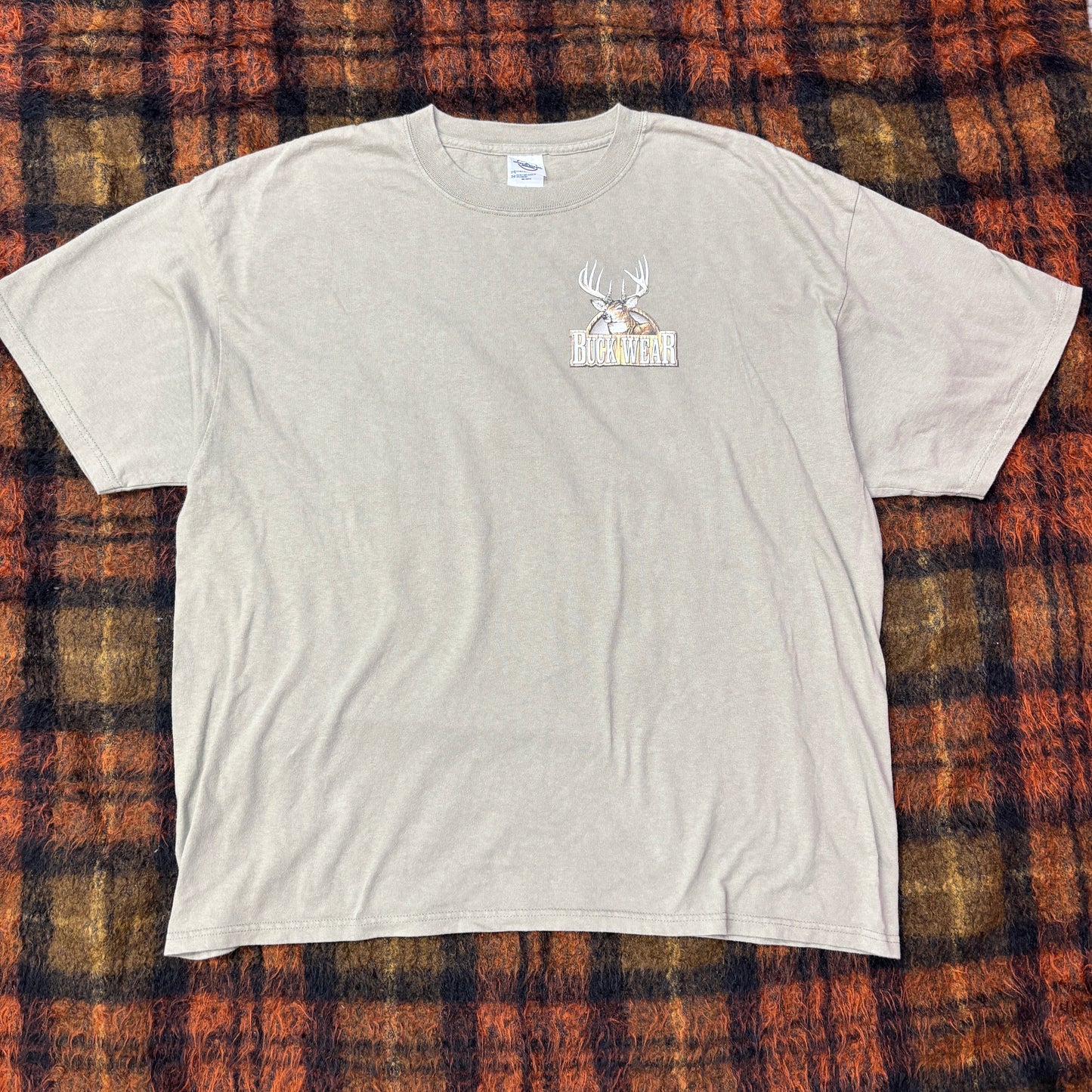 【BUCKWEAR公式】Fire Up The Grill 鹿ハンティングTシャツ｜アウトドア・キャンプ・アメリカンカントリー