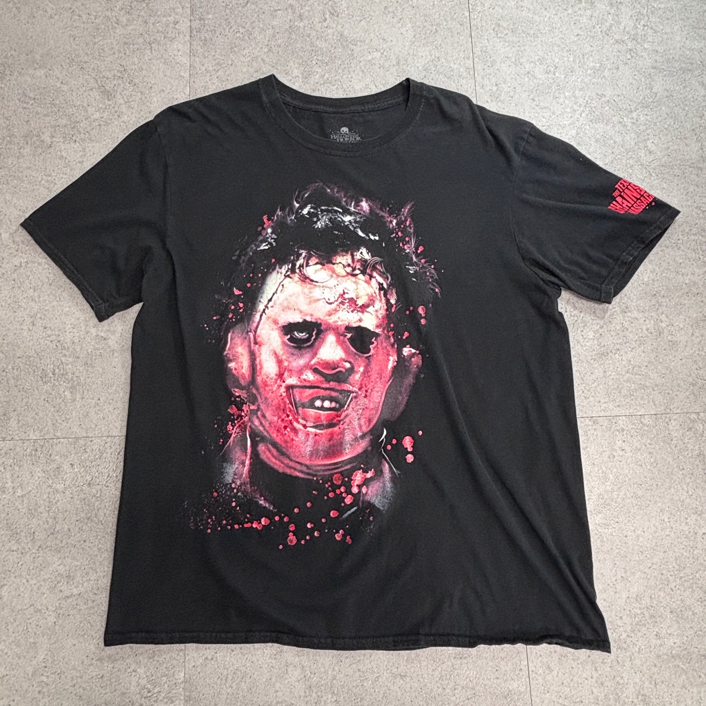【THE TEXAS CHAINSAW MASSACRE（悪魔のいけにえ）レザーフェイス プリントTシャツ】ブラック/7-18