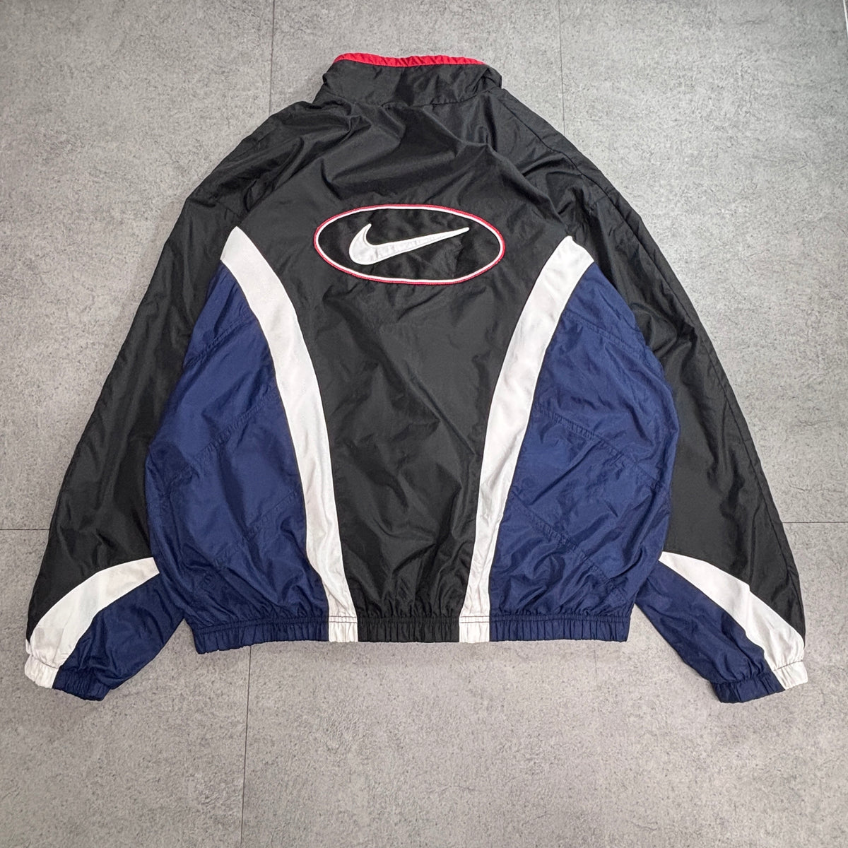 【90s NIKE ナイキ ナイロンジャケット】ビッグスウッシュ 刺繍ロゴ XL ブラック×ネイビー×ホワイト×レッド マレーシア製 古着/9-1