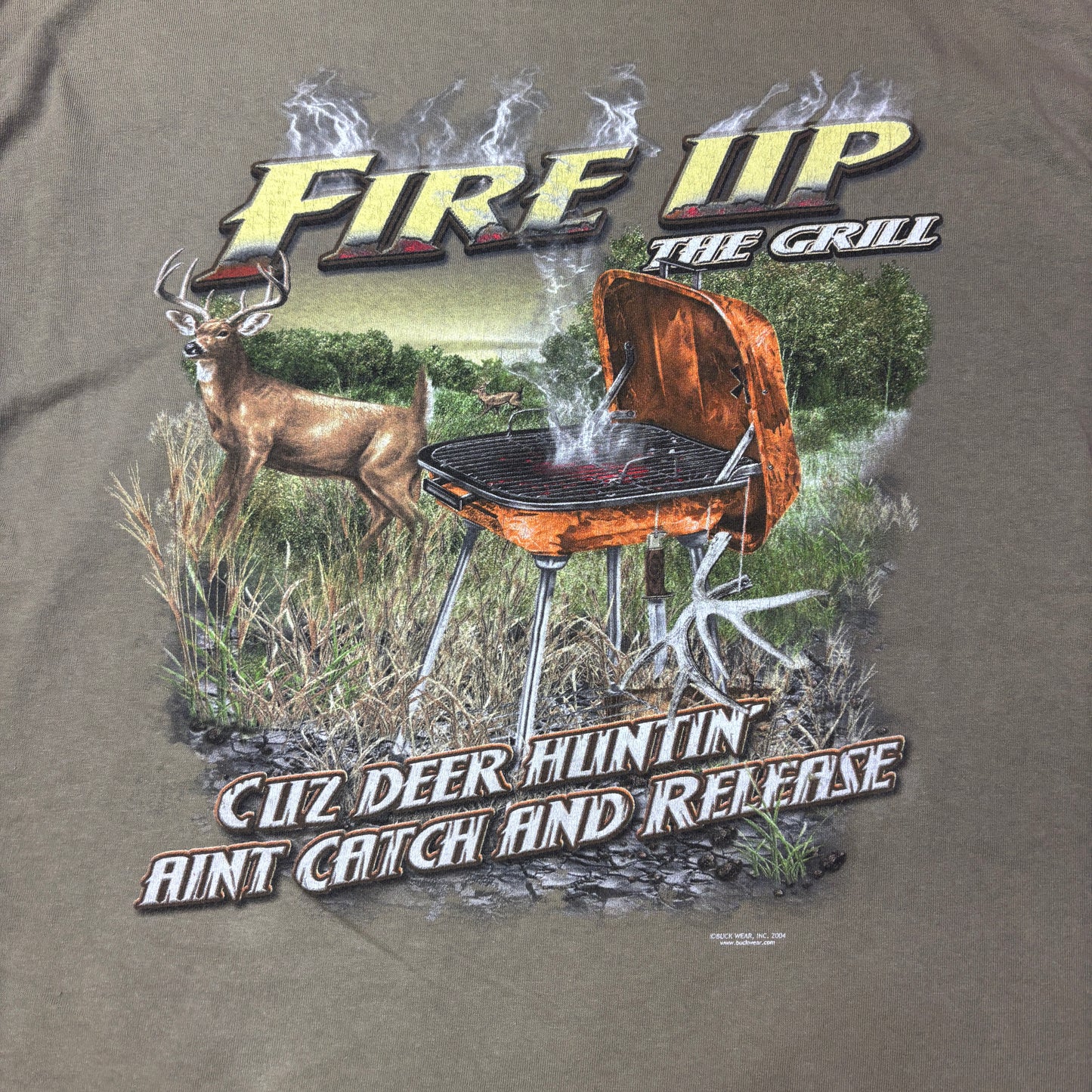 【BUCKWEAR公式】Fire Up The Grill 鹿ハンティングTシャツ｜アウトドア・キャンプ・アメリカンカントリー