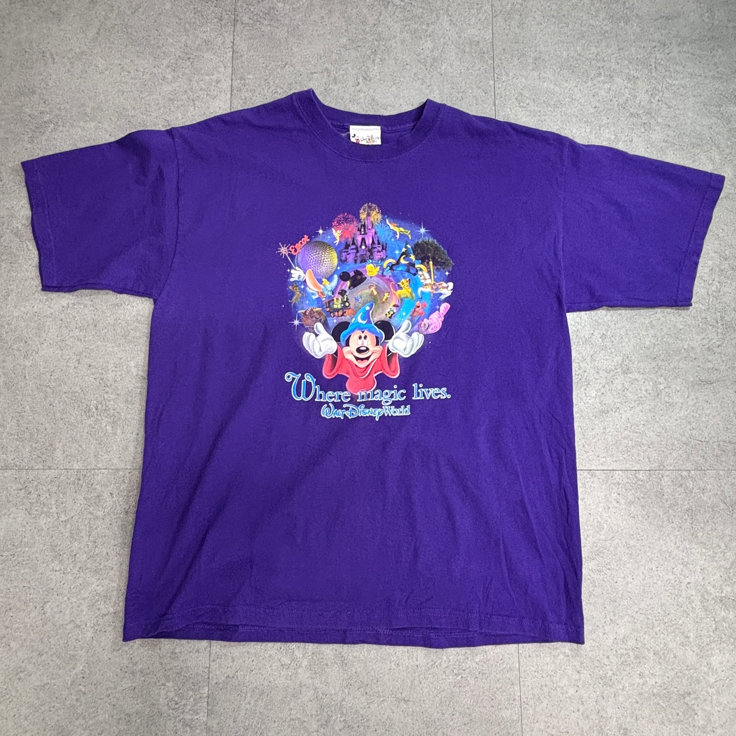 【Disney World “Where Magic Lives” ファンタジア ミッキー プリントTシャツ Walt Disney World パープル キャラクターT 古着】8-23