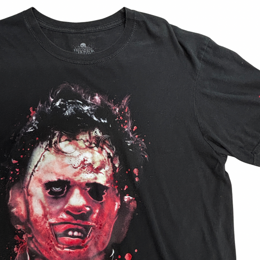 【THE TEXAS CHAINSAW MASSACRE（悪魔のいけにえ）レザーフェイス プリントTシャツ】ブラック/7-18