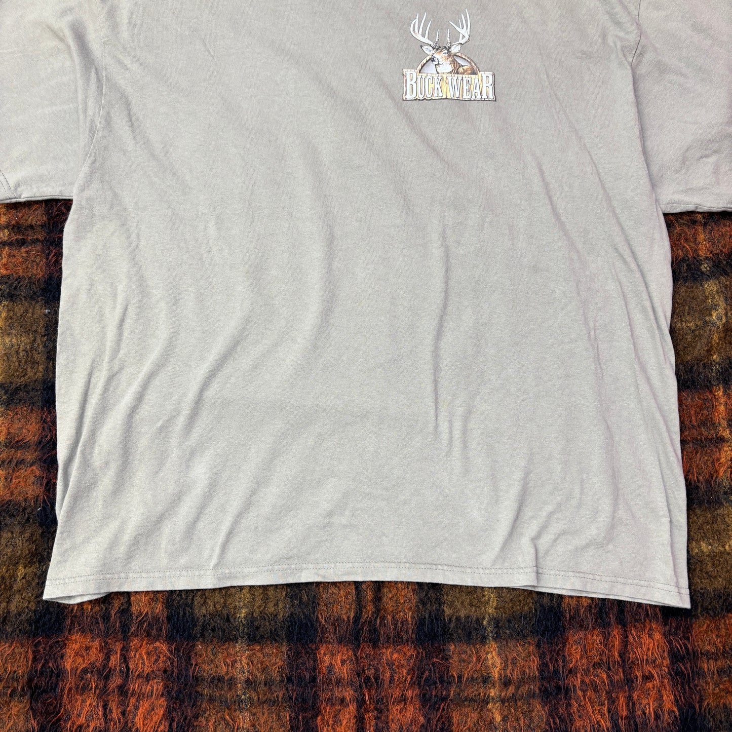 【BUCKWEAR公式】Fire Up The Grill 鹿ハンティングTシャツ｜アウトドア・キャンプ・アメリカンカントリー