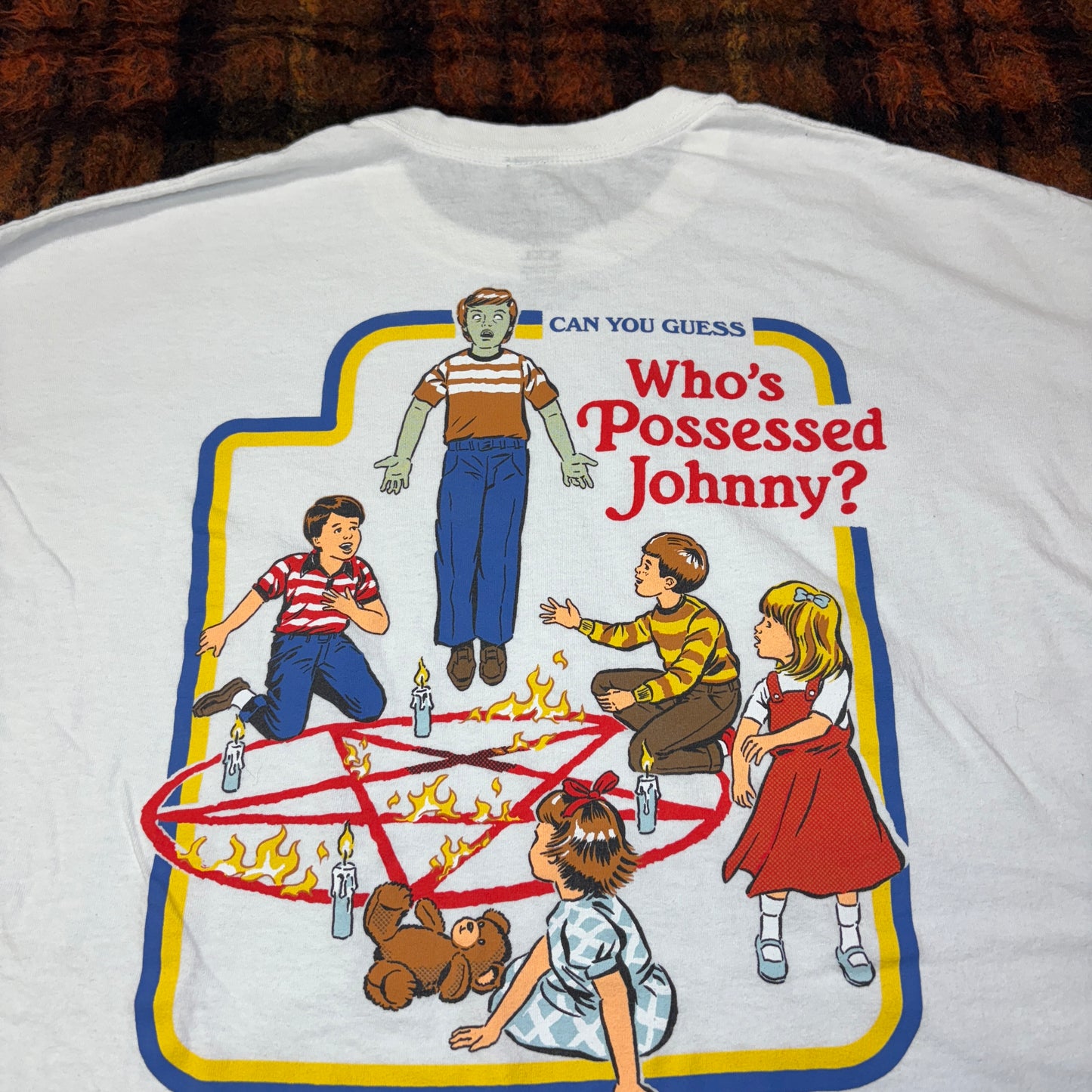 【Steven Rhodes】Who’s Possessed Johnny? ホラー風ヴィンテージTシャツ｜ユーモア × ブラックジョーク × アートT