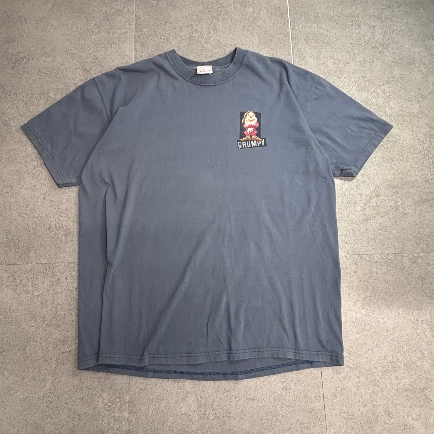 【Disney Store Grumpy プリントTシャツ】グランピー 7人のこびと 両面プリント USA製 XL 古着/8-59
