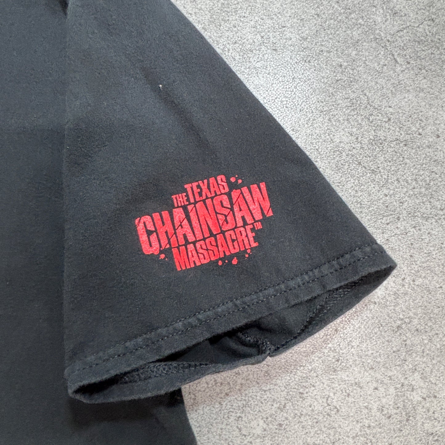 【THE TEXAS CHAINSAW MASSACRE（悪魔のいけにえ）レザーフェイス プリントTシャツ】ブラック/7-18