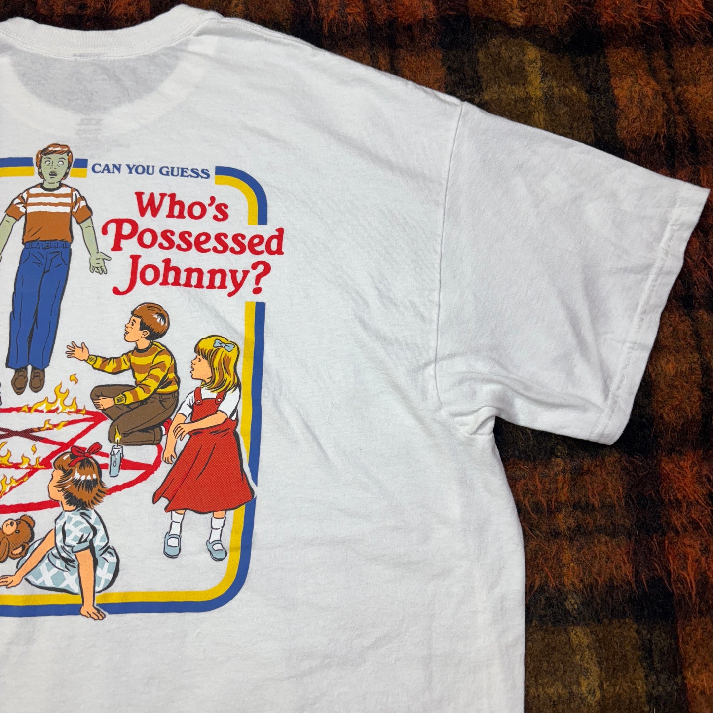 【Steven Rhodes】Who’s Possessed Johnny? ホラー風ヴィンテージTシャツ｜ユーモア × ブラックジョーク × アートT