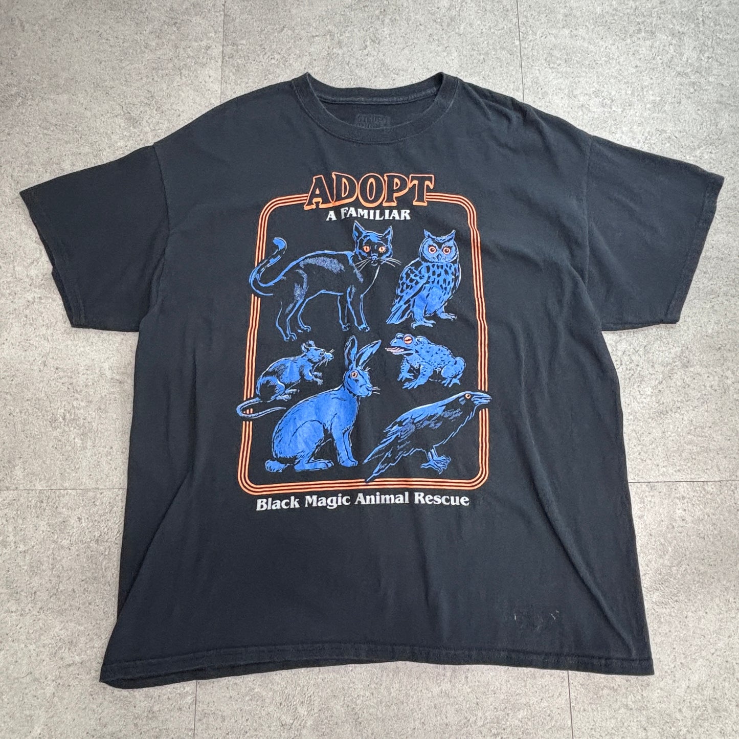 【Steven Rhodes ADOPT A FAMILIAR “Black Magic Animal Rescue” プリントTシャツ】ブラック XL/7-12